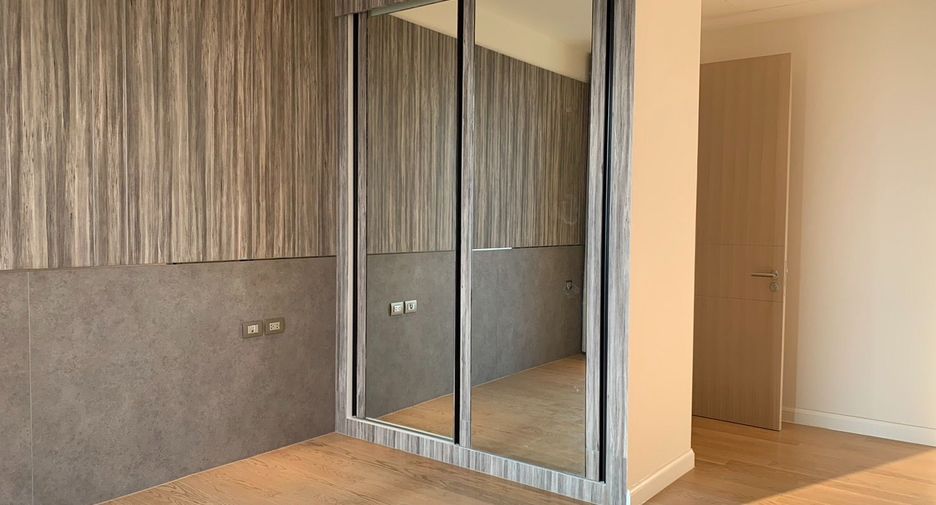 For rent 4 bedrooms condo in Khlong San, Bangkok