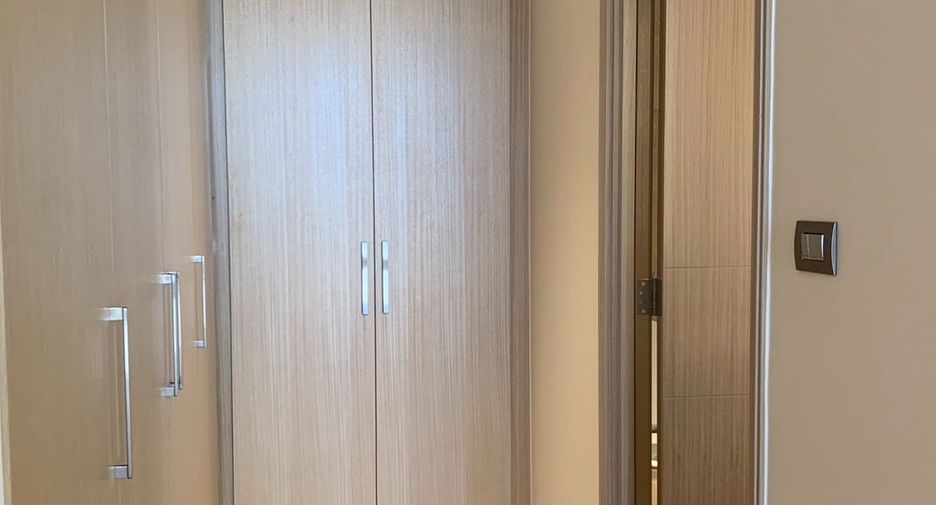 For rent 4 bedrooms condo in Khlong San, Bangkok
