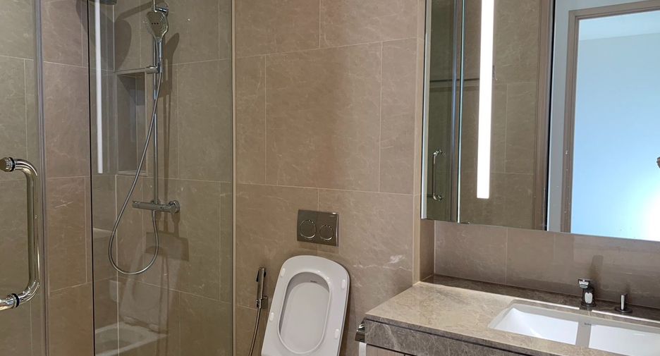 For rent 4 bedrooms condo in Khlong San, Bangkok