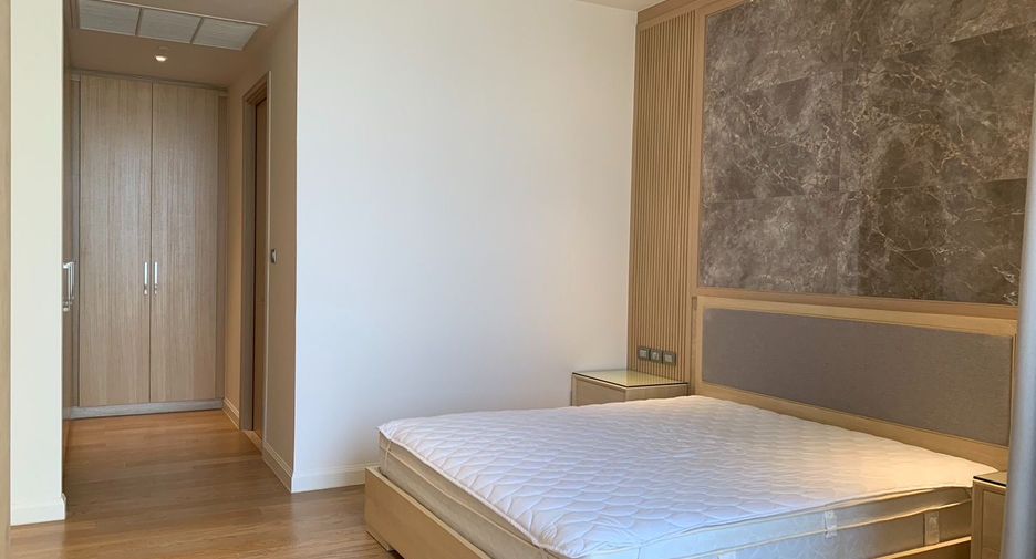 For rent 4 bedrooms condo in Khlong San, Bangkok