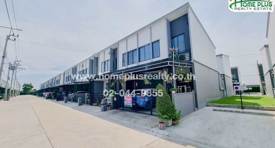 Casa adosada en venta de 3 habitaciones en Lat Krabang, Bangkok