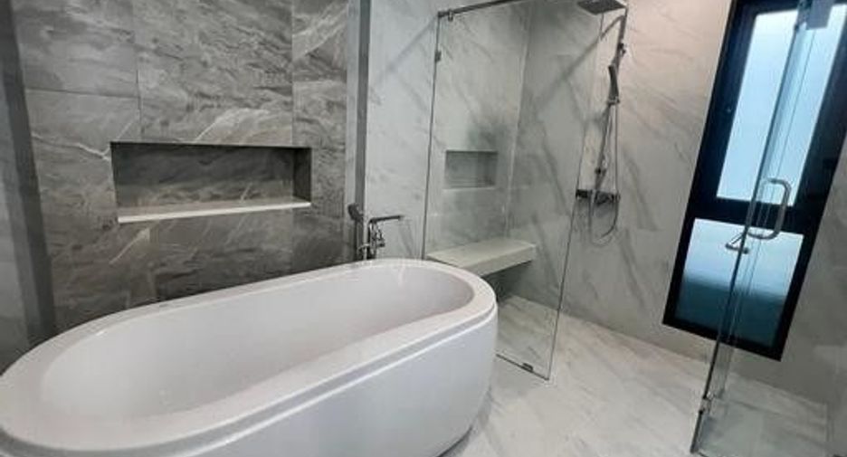 For sale 4 bedrooms house in Bang Na, Bangkok
