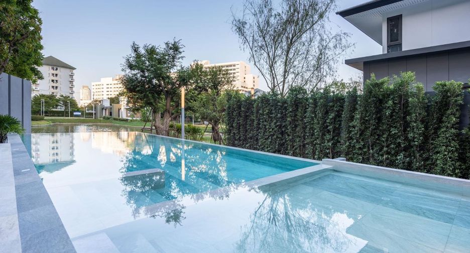 For sale 4 bedrooms house in Bang Na, Bangkok