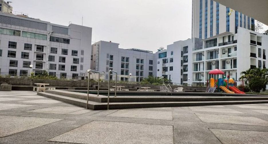 For sale 3 bedrooms condo in Khlong Toei, Bangkok