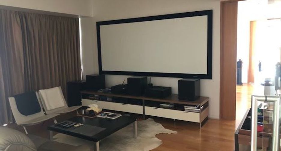 For rent 4 bedrooms condo in Sathon, Bangkok