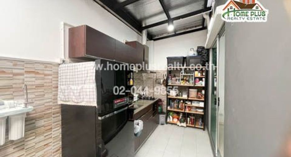 For sale 4 bedrooms townhouse in Lat Krabang, Bangkok