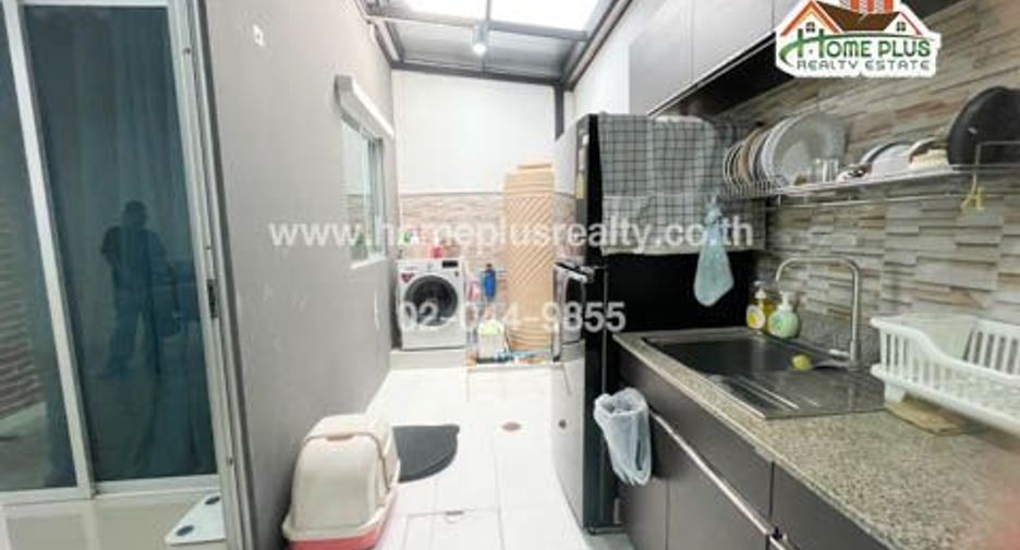For sale 4 bedrooms townhouse in Lat Krabang, Bangkok