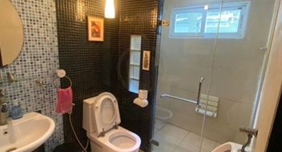 For sale 5 bedrooms house in Suan Luang, Bangkok