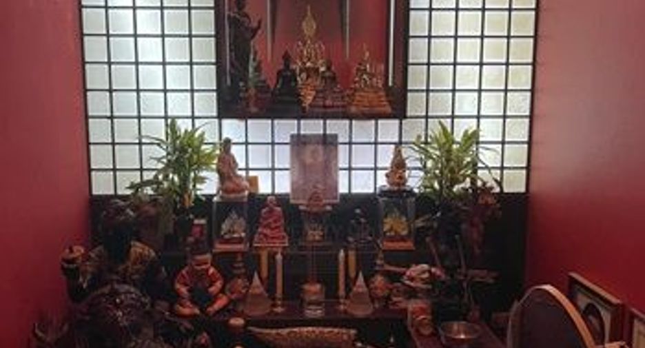 For sale 5 bedrooms house in Suan Luang, Bangkok