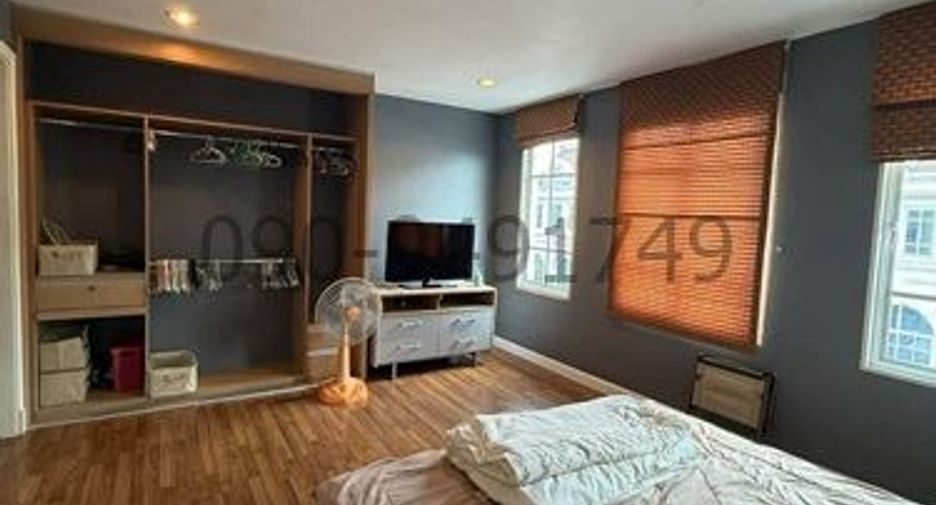 For sale 3 bedrooms house in Bang Kapi, Bangkok