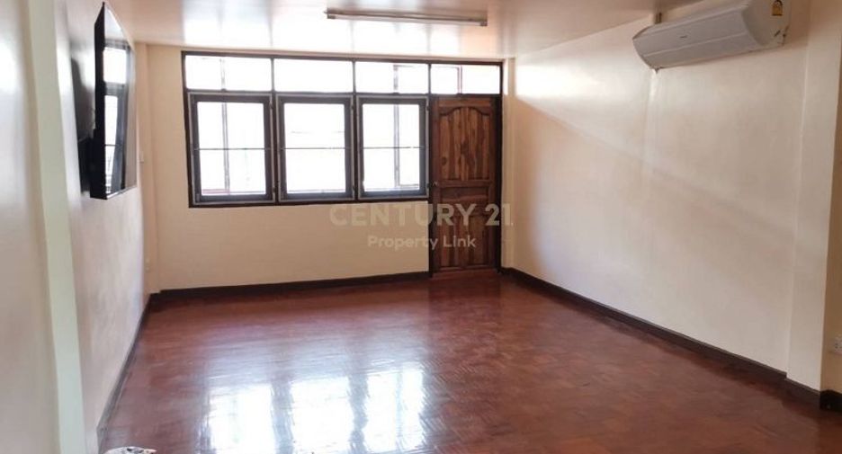 For rent 4 Beds retail Space in Watthana, Bangkok