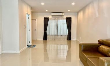 For rent 3 bed retail Space in Bang Phli, Samut Prakan