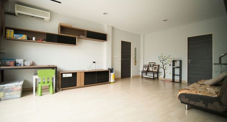 For sale 5 bedrooms townhouse in Yan Nawa, Bangkok