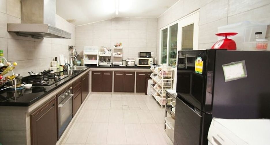 For sale 5 bedrooms townhouse in Yan Nawa, Bangkok