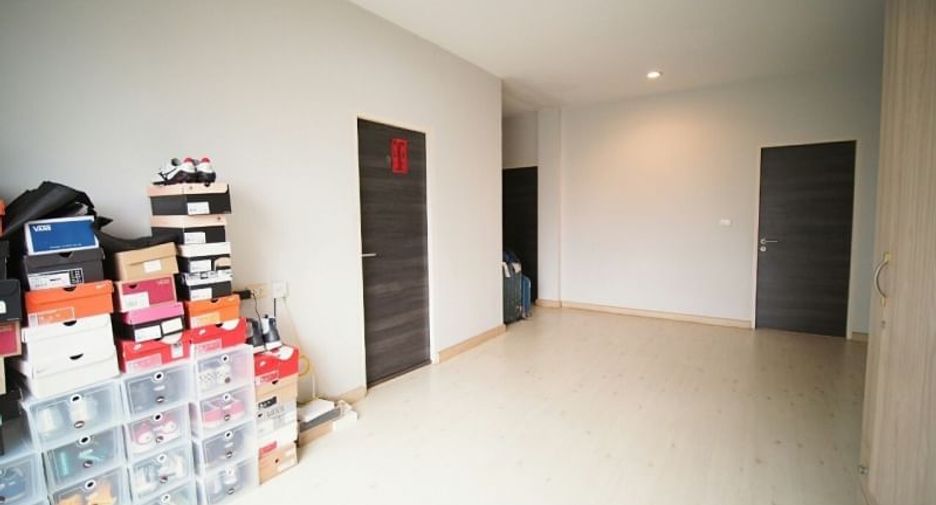 For sale 5 bedrooms townhouse in Yan Nawa, Bangkok