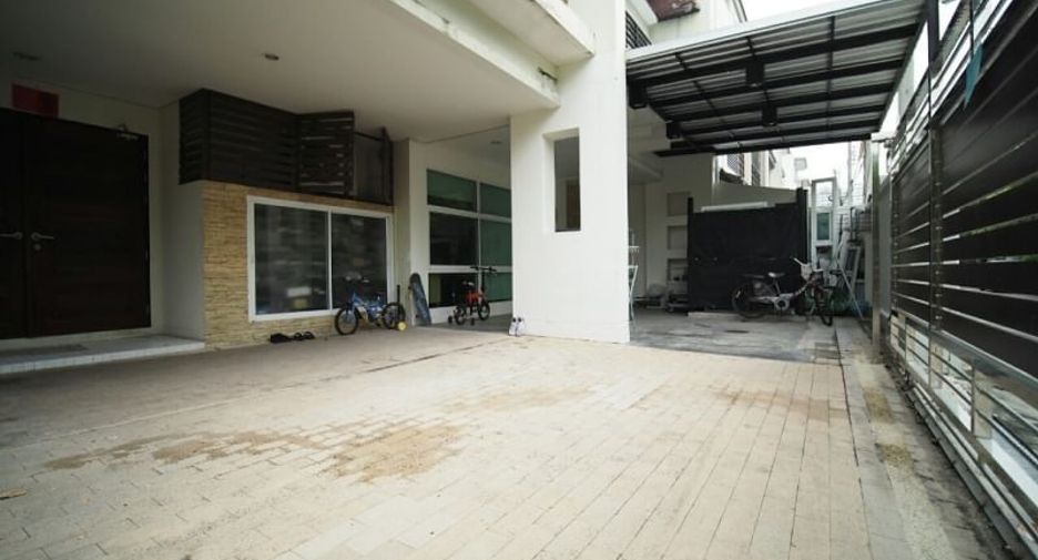 For sale 5 bedrooms townhouse in Yan Nawa, Bangkok