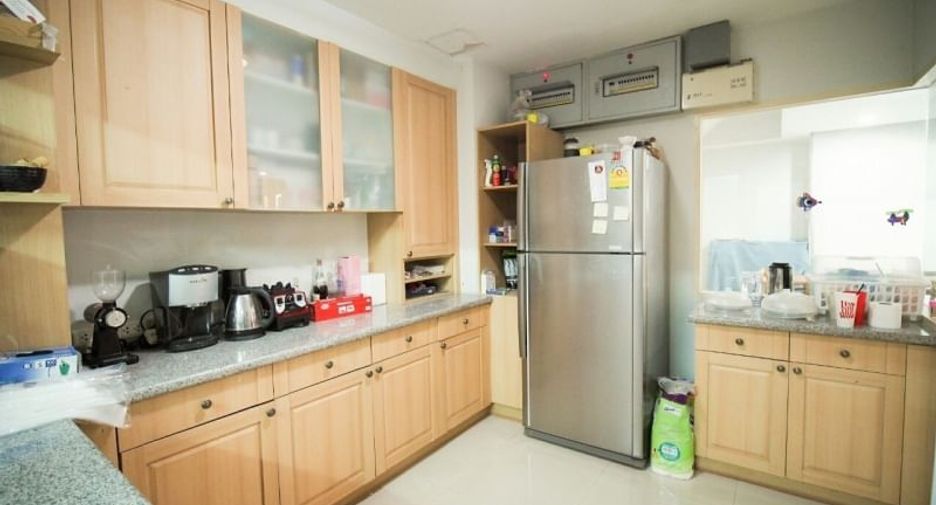 For sale 5 bedrooms townhouse in Yan Nawa, Bangkok