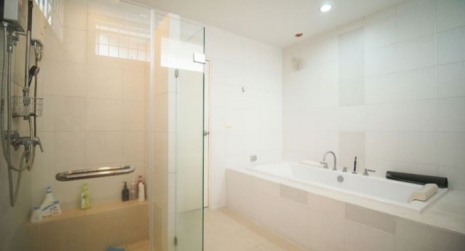 For sale 5 bedrooms townhouse in Yan Nawa, Bangkok