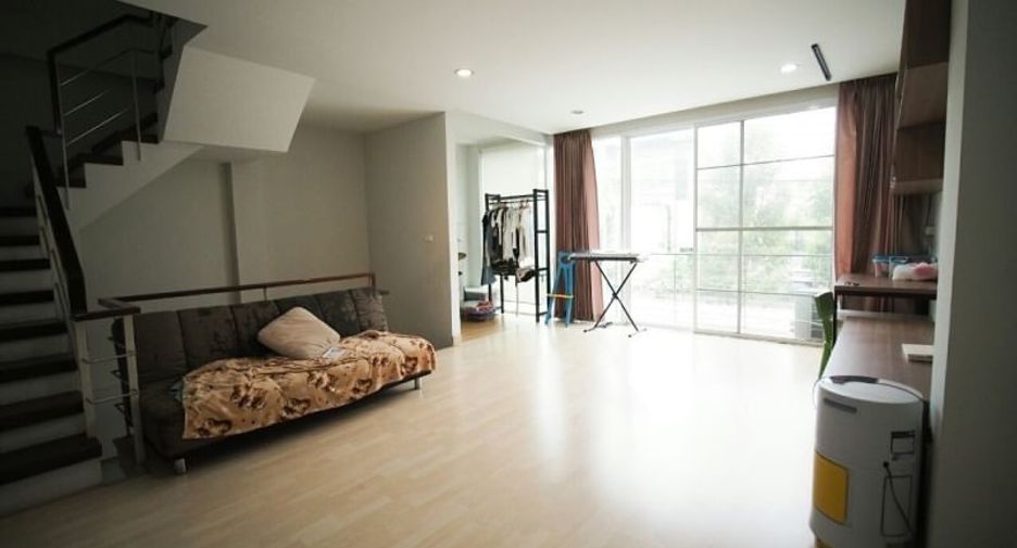For sale 5 bedrooms townhouse in Yan Nawa, Bangkok