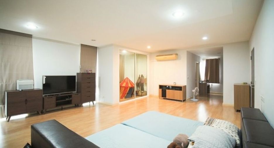 For sale 5 bedrooms townhouse in Yan Nawa, Bangkok