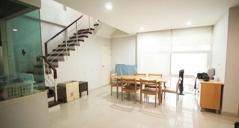 For sale 5 bedrooms townhouse in Yan Nawa, Bangkok