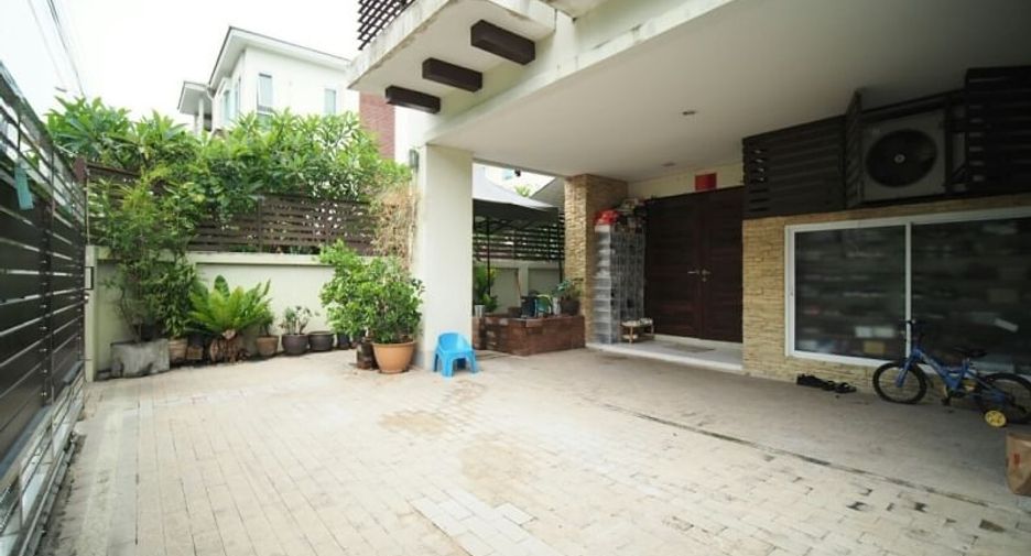 For sale 5 bedrooms townhouse in Yan Nawa, Bangkok