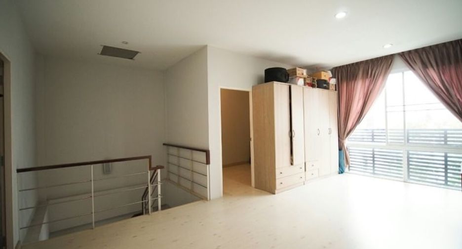 For sale 5 bedrooms townhouse in Yan Nawa, Bangkok