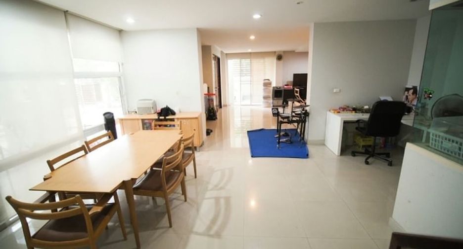 For sale 5 bedrooms townhouse in Yan Nawa, Bangkok