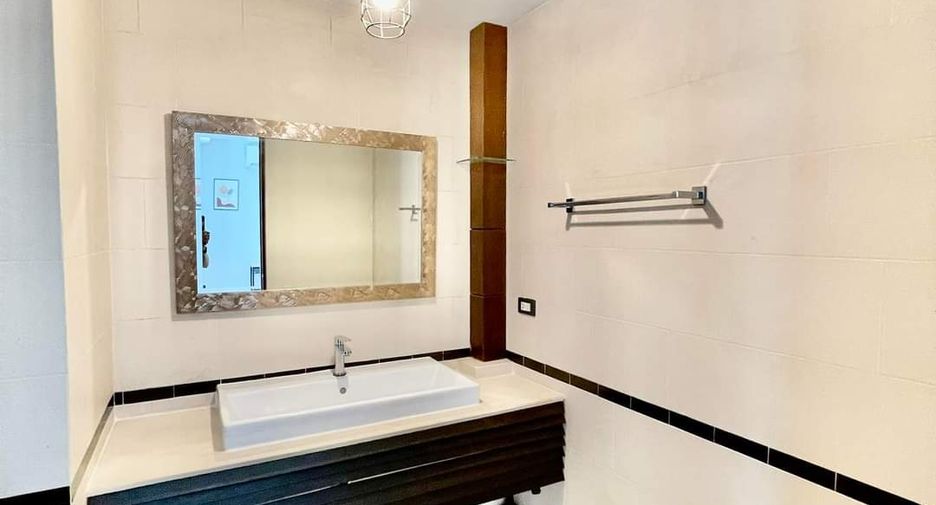 For rent 4 bedrooms townhouse in Watthana, Bangkok