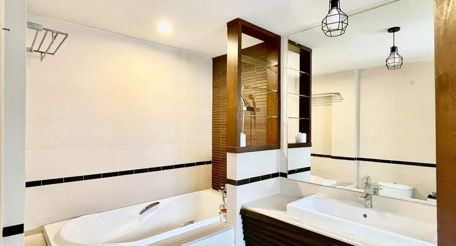 For rent 4 bedrooms townhouse in Watthana, Bangkok