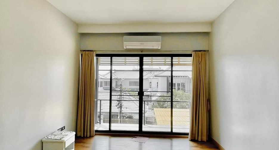 For rent 4 bedrooms townhouse in Watthana, Bangkok