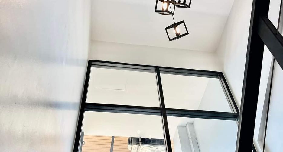 For rent 4 bedrooms townhouse in Watthana, Bangkok