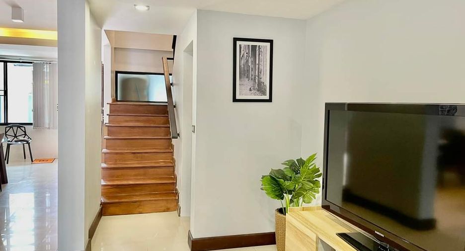 For rent 4 bedrooms townhouse in Watthana, Bangkok