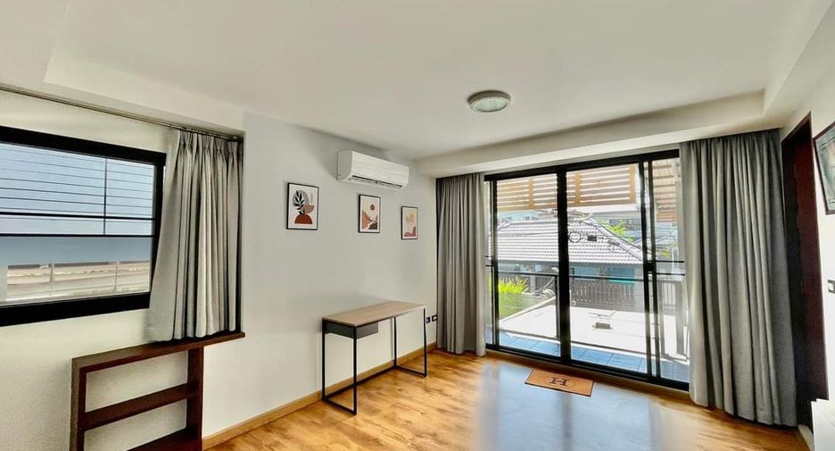 For rent 4 bedrooms townhouse in Watthana, Bangkok