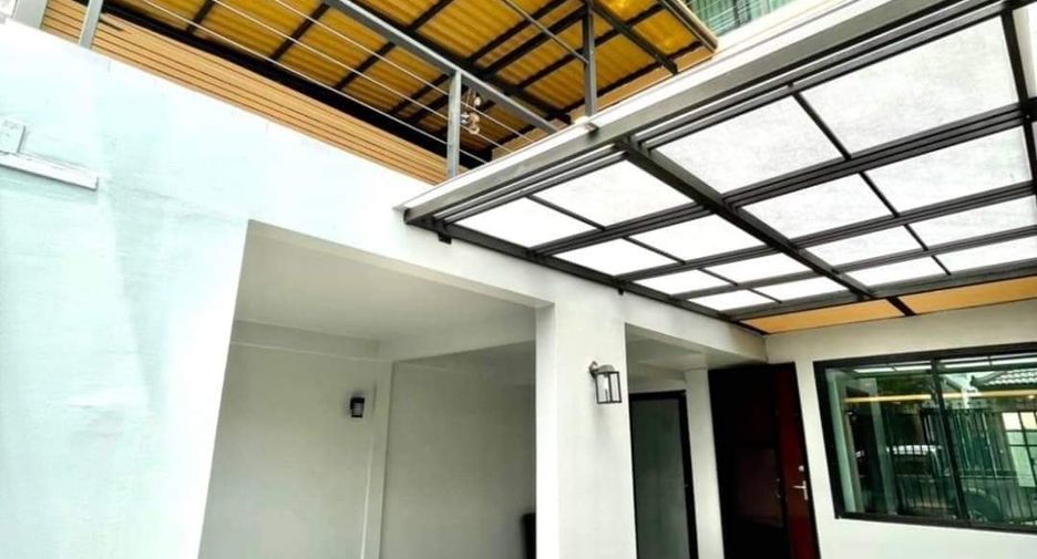 For rent 4 bedrooms townhouse in Watthana, Bangkok