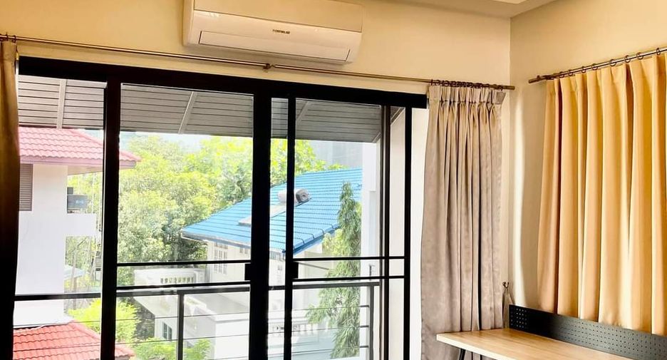 For rent 4 bedrooms townhouse in Watthana, Bangkok