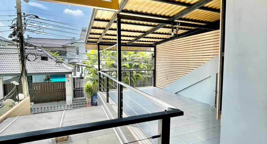 For rent 4 bedrooms townhouse in Watthana, Bangkok