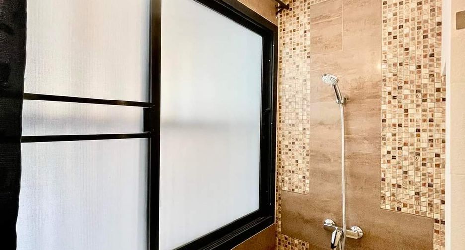 For rent 4 bedrooms townhouse in Watthana, Bangkok