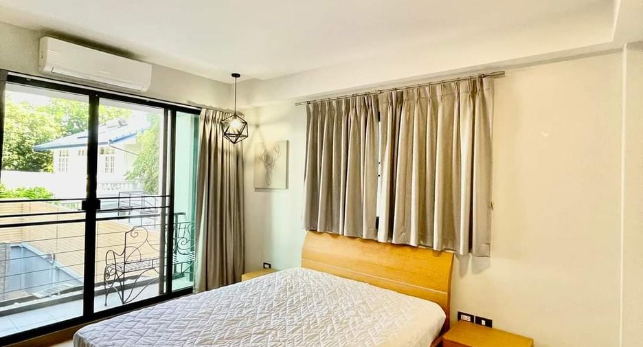 For rent 4 bedrooms townhouse in Watthana, Bangkok
