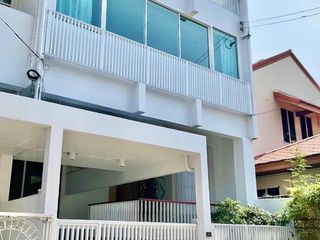 For sale 3 ベッドルーム townhouse in Khlong Toei, Bangkok