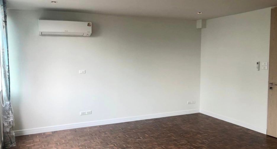 For sale 3 bedrooms townhouse in Khlong Toei, Bangkok