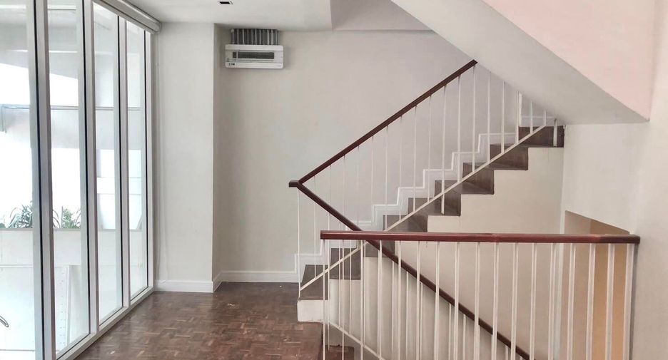 For sale 3 bedrooms townhouse in Khlong Toei, Bangkok