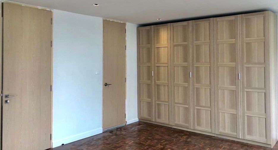For sale 3 bedrooms townhouse in Khlong Toei, Bangkok