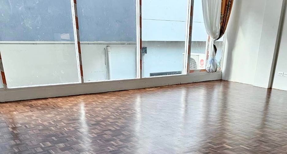 For sale 3 bedrooms townhouse in Khlong Toei, Bangkok