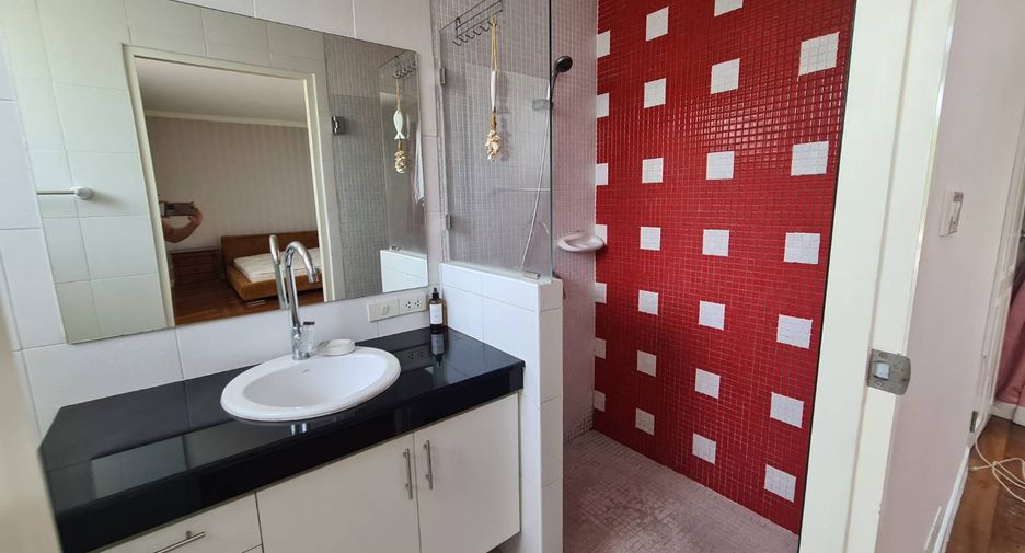 For rent 5 bedrooms house in Mueang Samut Prakan, Samut Prakan