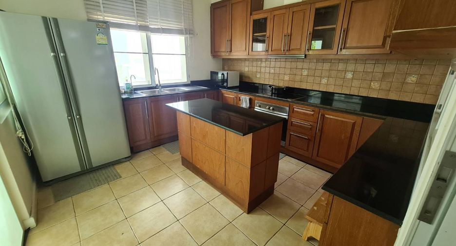 For rent 5 bedrooms house in Mueang Samut Prakan, Samut Prakan