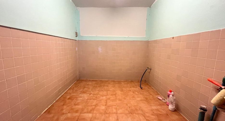 Gewerbefläche zur Miete und zum Kauf mit 3 Zimmer in Bang Khen, Bangkok