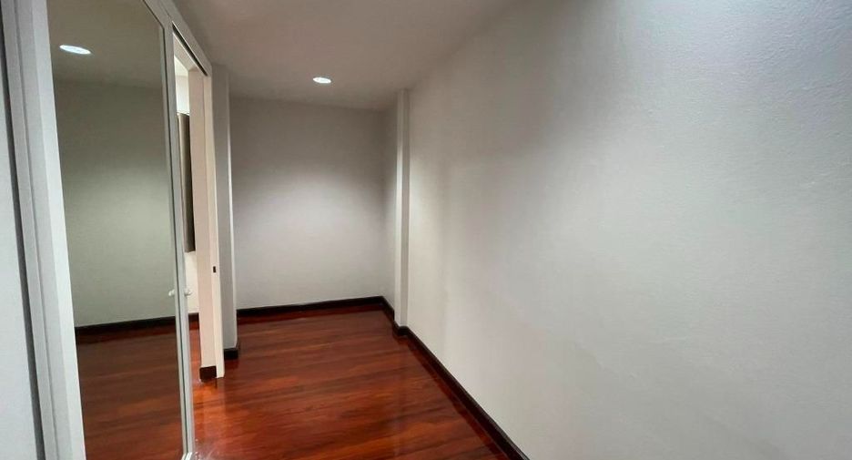 For rent 4 ベッドルーム house in Khlong Toei, Bangkok