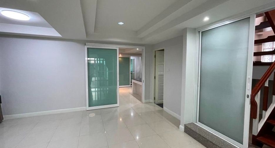 For rent 4 ベッドルーム house in Khlong Toei, Bangkok