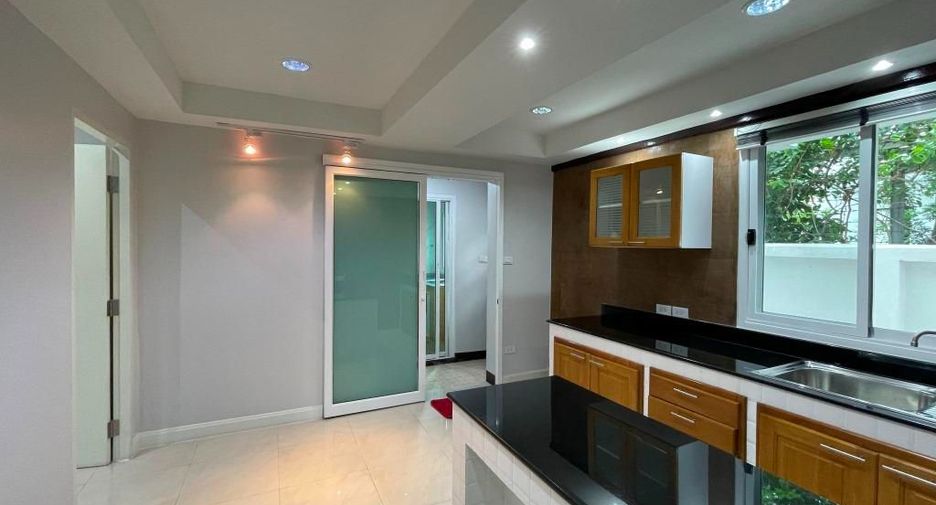 For rent 4 ベッドルーム house in Khlong Toei, Bangkok